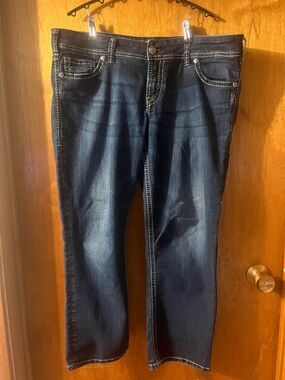 Woman’s Silver Jeans dark indigo denim with contrast stitching 34